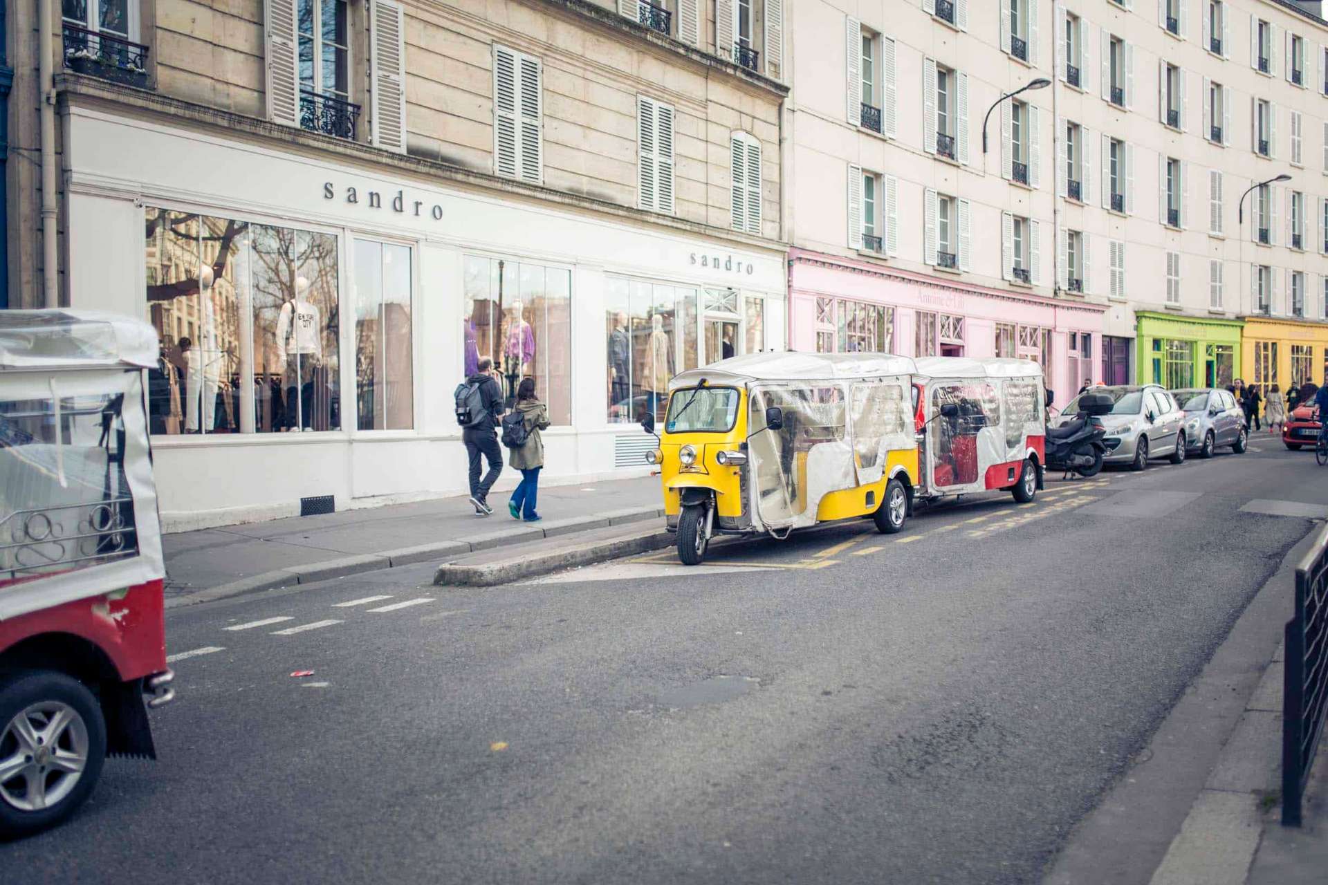 Tuk-tuks Marcopolette dans une rue parisienne