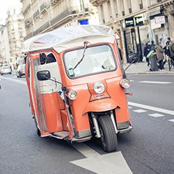 Tuk-tuk orange en mouvement