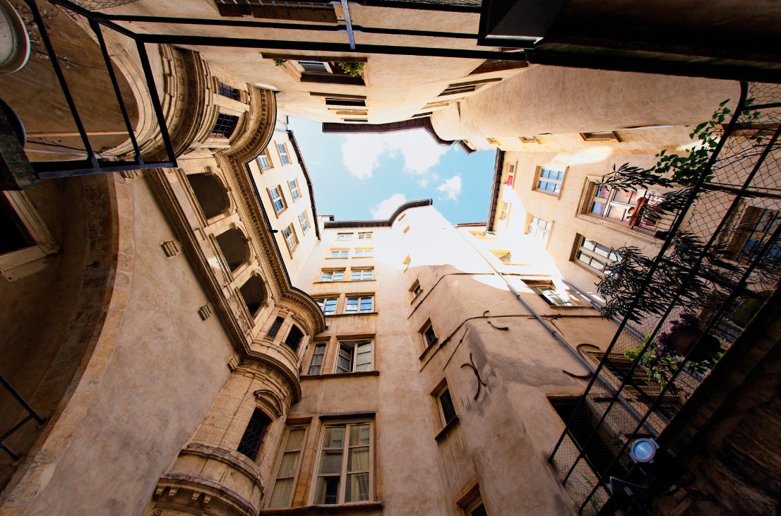 Cour Renaissance et traboule du Vieux-Lyon